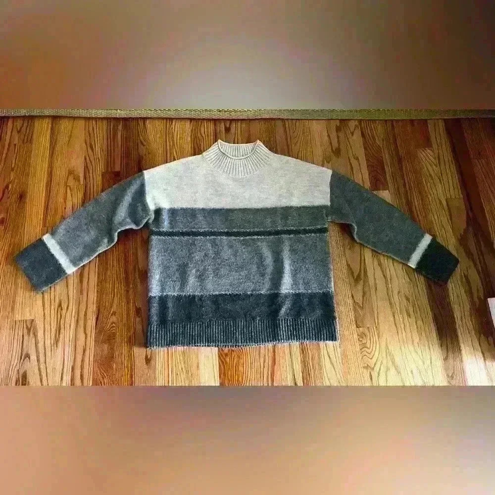 Universal Thread Goods Co. Sweater - Mock neck - Gray stripes - Medium